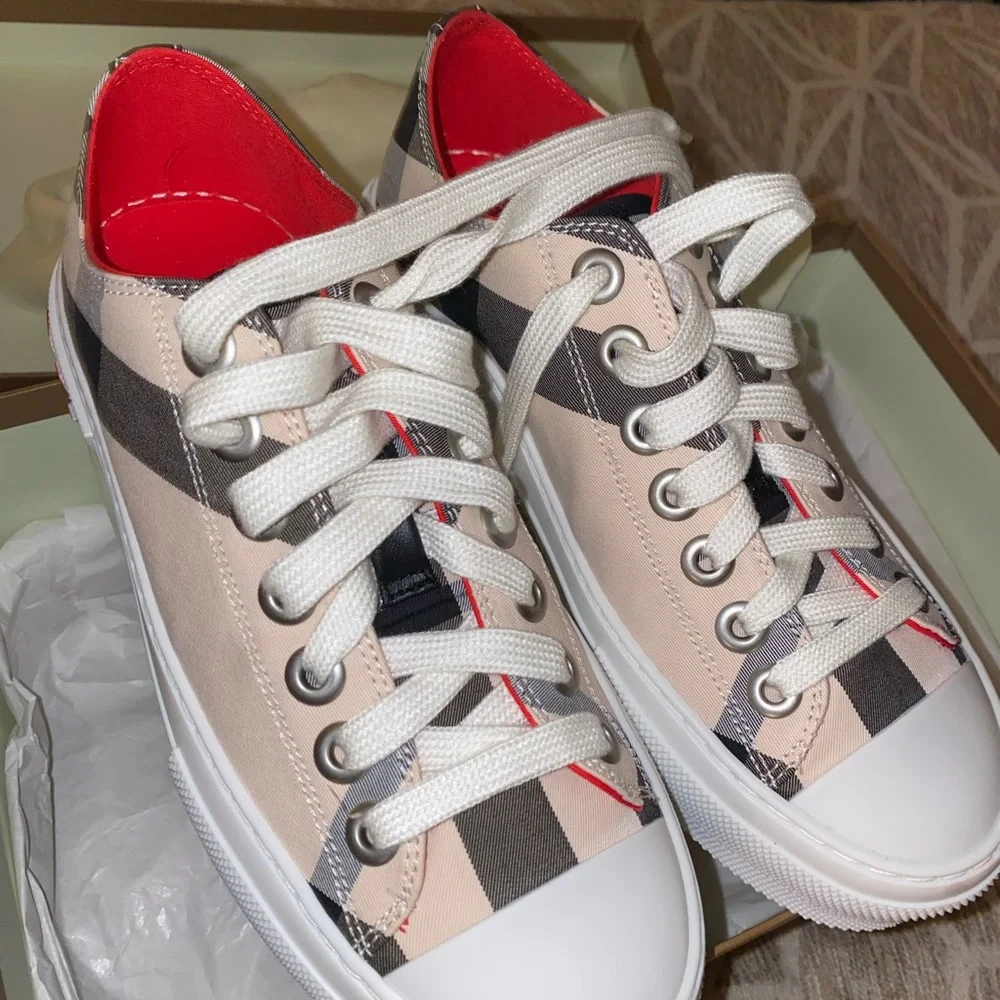 Burberry sneakers. Never worn - Picture 3 of 5